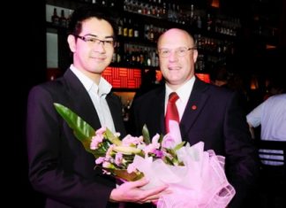 David Cumming (right), general manager of Amari Orchid Pattaya welcomes Bangkok celebrity Kittithep Thephussadin Na Ayuthaya (left), who was in town and dined at the elegant and sophisticated Mantra Restaurant & Bar.